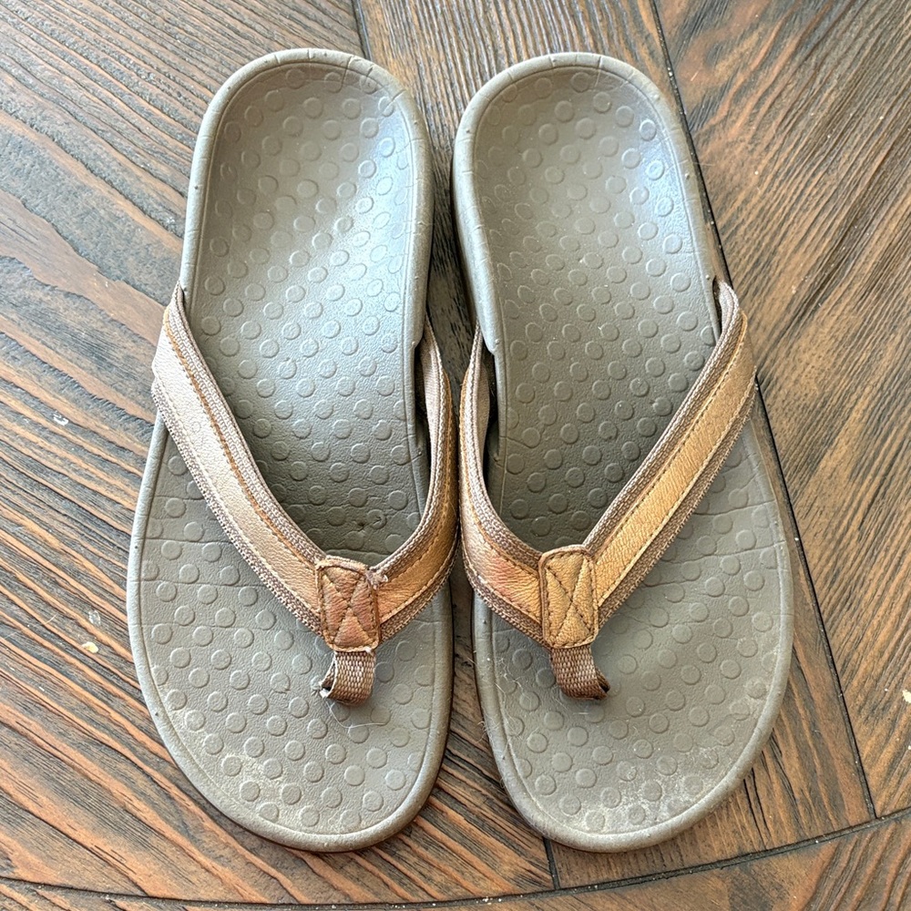 Vionic Brown Tan Sandals with Textured Footbed